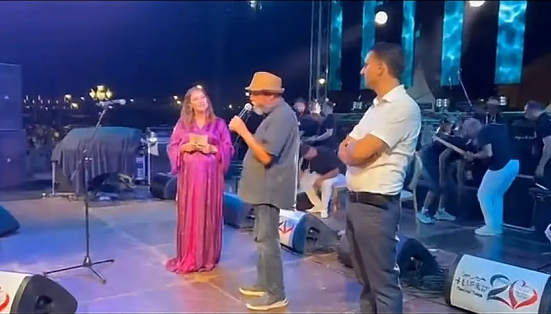 طنجة :     الوليد ميمون يُكرَّم في مهرجان “ثويزا” … إحتفاء بفنان أمازيغي حمل قضايا الإنسان والهوية إلى العالم