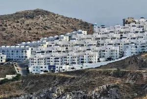 الحسيمة :   من بيع مستحضرات التجميل إلى تشييد عمارات بملايير الدراهم … تساؤلات حول مصادر ثروة بائع الماكياج إسكار