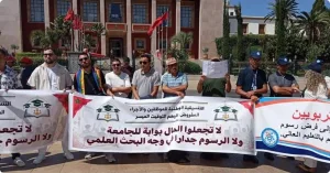 موظفون يحتجون أمام البرلمان ضد فرض رسوم على الدراسة الجامعية