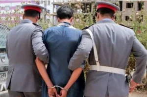 ينتحل صفة أجودان الدرك ويشهر الأصفاد لابتزاز المصطافين … توقيف عنصر من القوات المساعدة بأشتوكة آيت باها