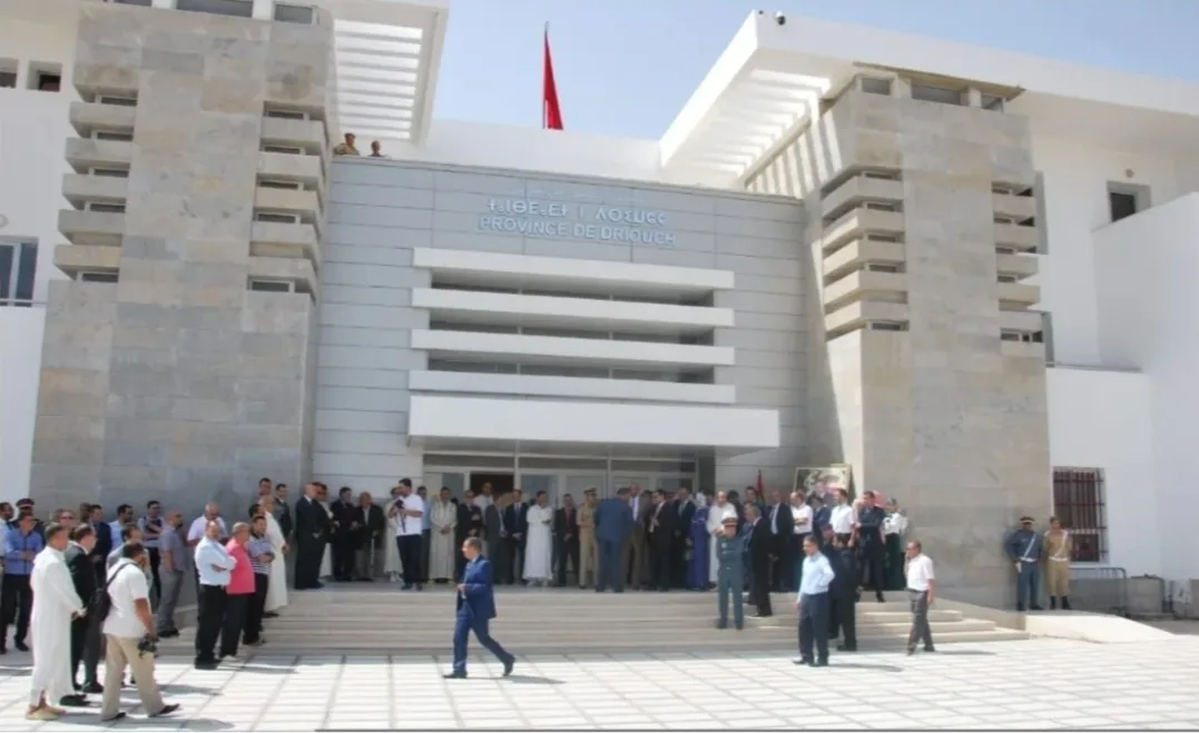 الدريوش :    موظف بعمالة الإقليم متهم بتوجيه مرشح برلماني واستمالة المنتخبين باسم “التعليمات” مقابل المال