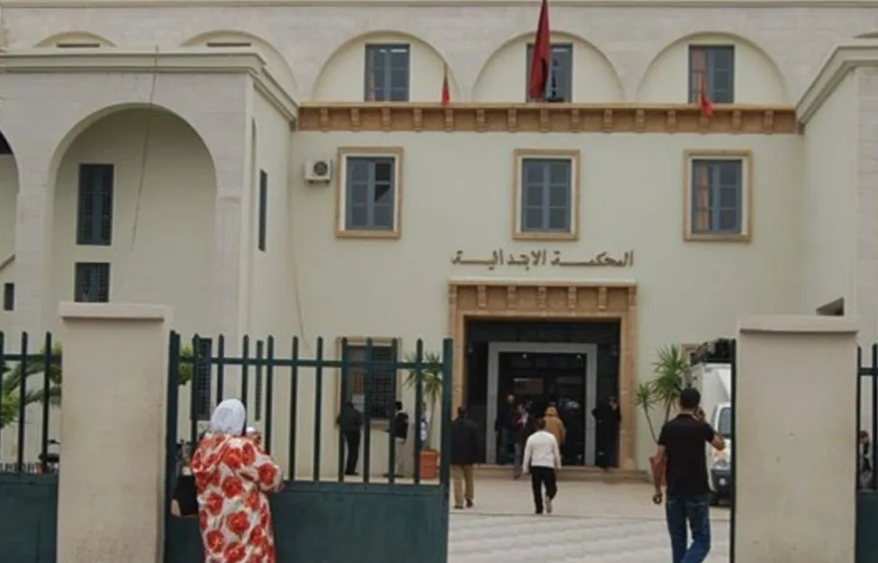 وجدة :      المقاول المومني يتغيب للمرة الخامسة تواليا عن جلسات محاكمته رغم توصله .. مشاحنات داخل المحكمة حول من يحمي هذا الكائن الغريب !!