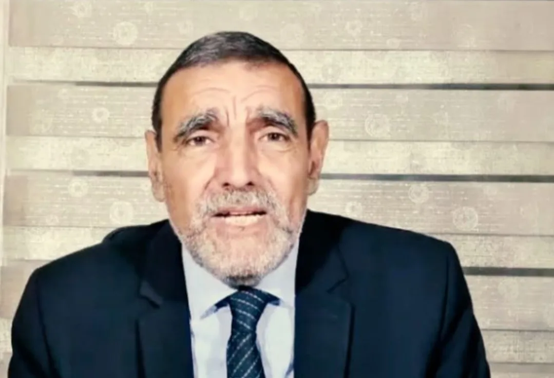 “العشاب” الفايد في مرمى الغضب … هجوم على الرسول ﷺ تفجر عاصفة من الانتقادات وولد الددو يتهمه بالتطاول على المقدسات