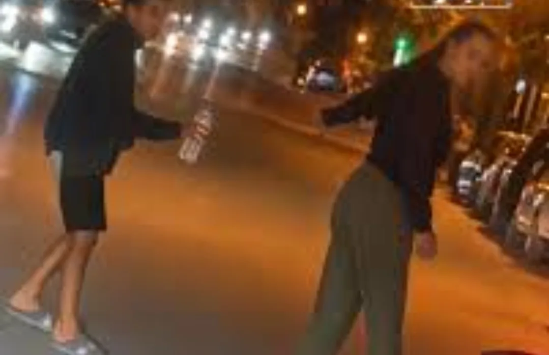 طنجة :      توقيف شخص ظهر في فيديو وهو يرش مادة حارقة على فتاة بالشارع العام