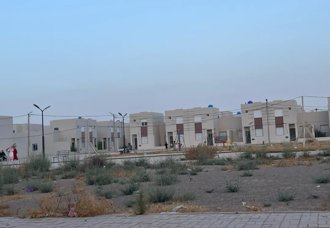 وجدة :    مشروع “غار البارود” السكني يدخل مرحلة جديدة من الجدل … بنايات مأهولة دون رخص للسكن وربط بالماء والكهرباء يثيران تساؤلات خطيرة