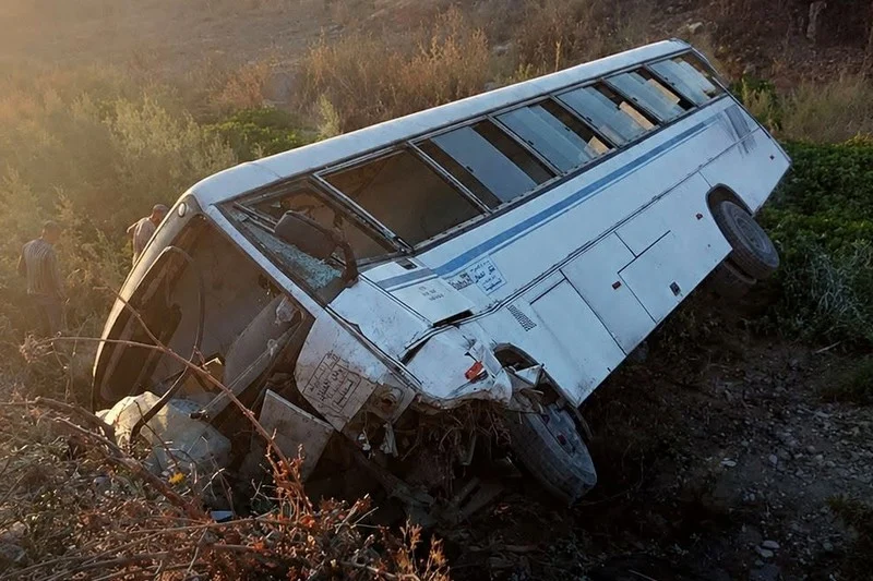 مصرع 6 أشخاص في انقلاب حافلة للعمال شرق الجزائر