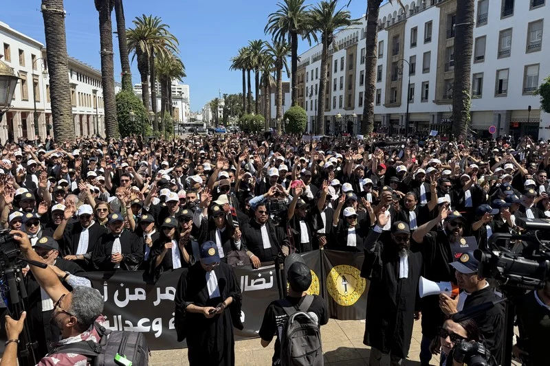 انقسام بين المحامين بشأن استمرار التوقف عن العمل