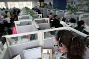 تشريع فرنسي جديد يعيد رسم آفاق مراكز النداء المغربية