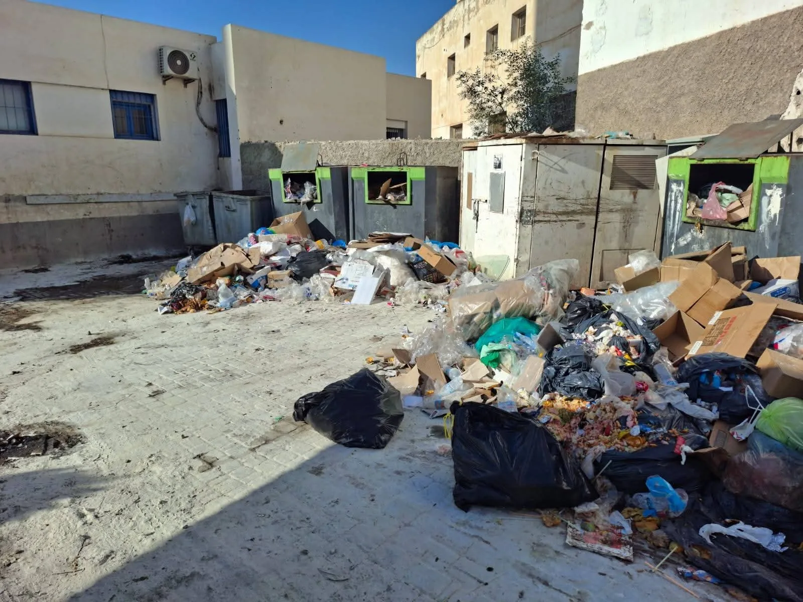 الناظور تختنق تحت أكوام الأزبال …. ورئيس المجلس الجماعي يحمل المسؤولية لعامل الإقليم السابق !!