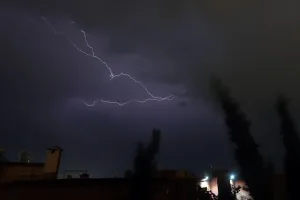 أمطار رعدية وموجة حر تضربان أقاليم مغربية إلى الجمعة
