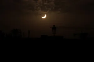 كسوف وشهب ومحاق.. خبراء يفككون حقيقة الظواهر الفلكية المتزامنة