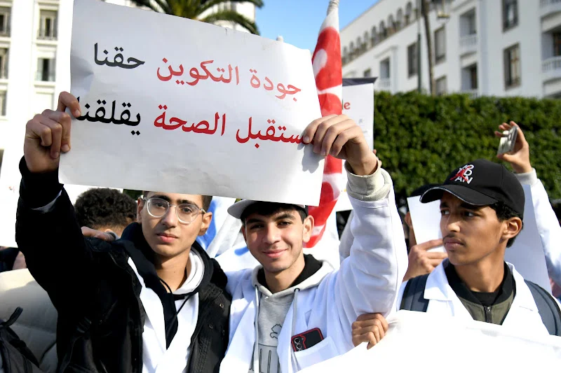 طلبة الطب والصيدلة يحذرون من غموض الإصلاح ويطالبون بتوضيح المرحلة الانتقالية