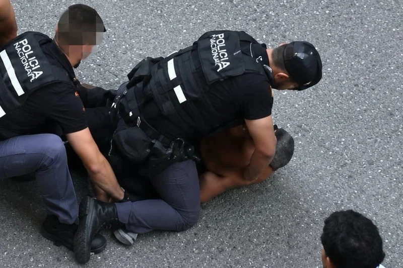 فحص كاميرا شرطي إيطالي في قضية وفاة المهاجر المغربي عبد الرحيم فقير