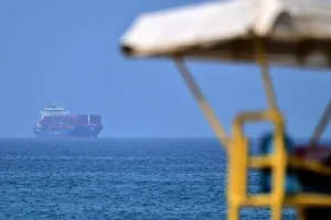 الإمارات تدين استهداف سفينة تابعة لـ“أدنوك” في مضيق هرمز