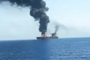 حريق يندلع في ناقلة نفط بعد إصابتها بمقذوف قبالة السواحل السعودية