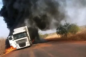 نقابيون يطالبون الحكومة بدعم سائقي شاحنات احترقت في مالي