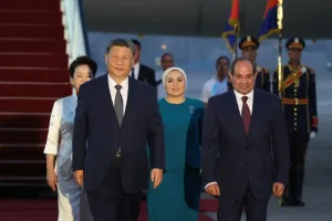 شي جينبينغ في القاهرة لبحث تداعيات حرب الشرق الأوسط وتعزيز التعاون