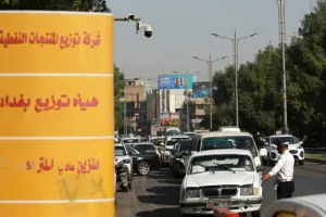 طوابير البنزين تتفاقم في بغداد مع تراجع الإمدادات عبر مضيق هرمز