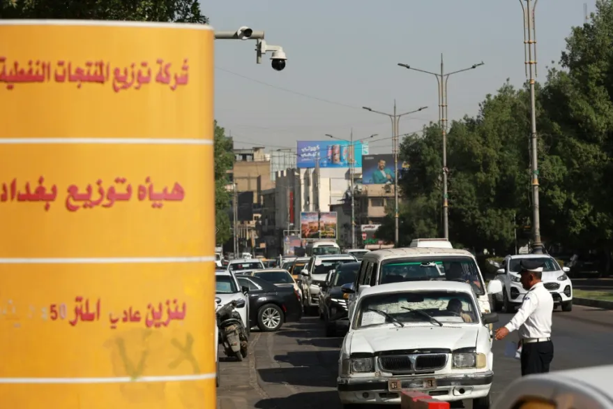 طوابير البنزين تتفاقم في بغداد مع تراجع الإمدادات عبر مضيق هرمز
