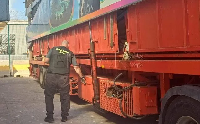 مليلية :     إطفاء أضواء “الفيريا” وبدأت معها مطاردة الأحلام … 30 مهاجراً يختبئون داخل شاحنات الملاهي لعبور البحر نحو إسبانيا