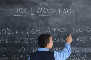 الأحرار يعد برفع سقف تعميم الأمازيغية بتمويل يتجاوز مليار درهم
