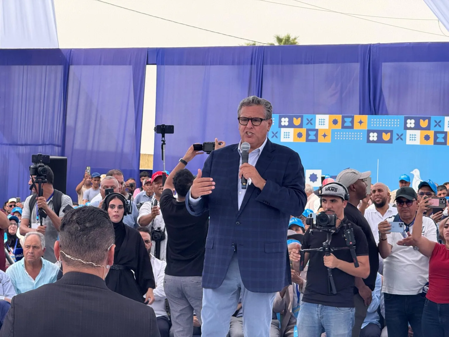 أخنوش يدافع عن استيراد الأغنام وينتقد تسييس لجنة تقصي الحقائق