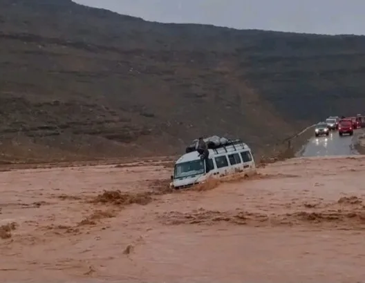 سيول جارفة تقلب سيارة للنقل المزدوج بالطريق بين تنغير وإملشيل