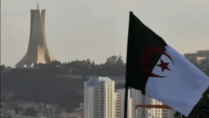 الجزائر تسحب اعتماد “سكاي نيوز عربية”.. حين تضيق مساحة الكاميرا وتتسع مساحة المنع