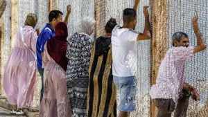 نهاية انتظار المهاجرين في سبتة … مدريد تتحرك للترحيل ومرسوم استثنائي يفتح الباب أمام تسريع الإعادة حتى لطالبي اللجوء