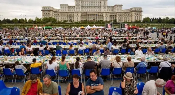 5 كيلومترات من الوليمة … 20 ألف شخص يهجمون على “مائدة غينيس” في بوخارست ويحولونها إلى حديث العالم !