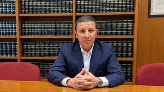 من زنزانة برشلونة إلى قصر المرادية … عيسيو يربك حسابات الجزائر ويفتح باب 2029