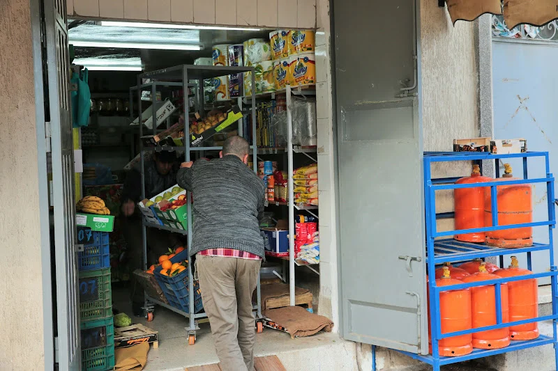 حملات مراقبة بطنجة تفضي إلى إغلاق مطاعم ومحلات بسبب مخالفات صحية