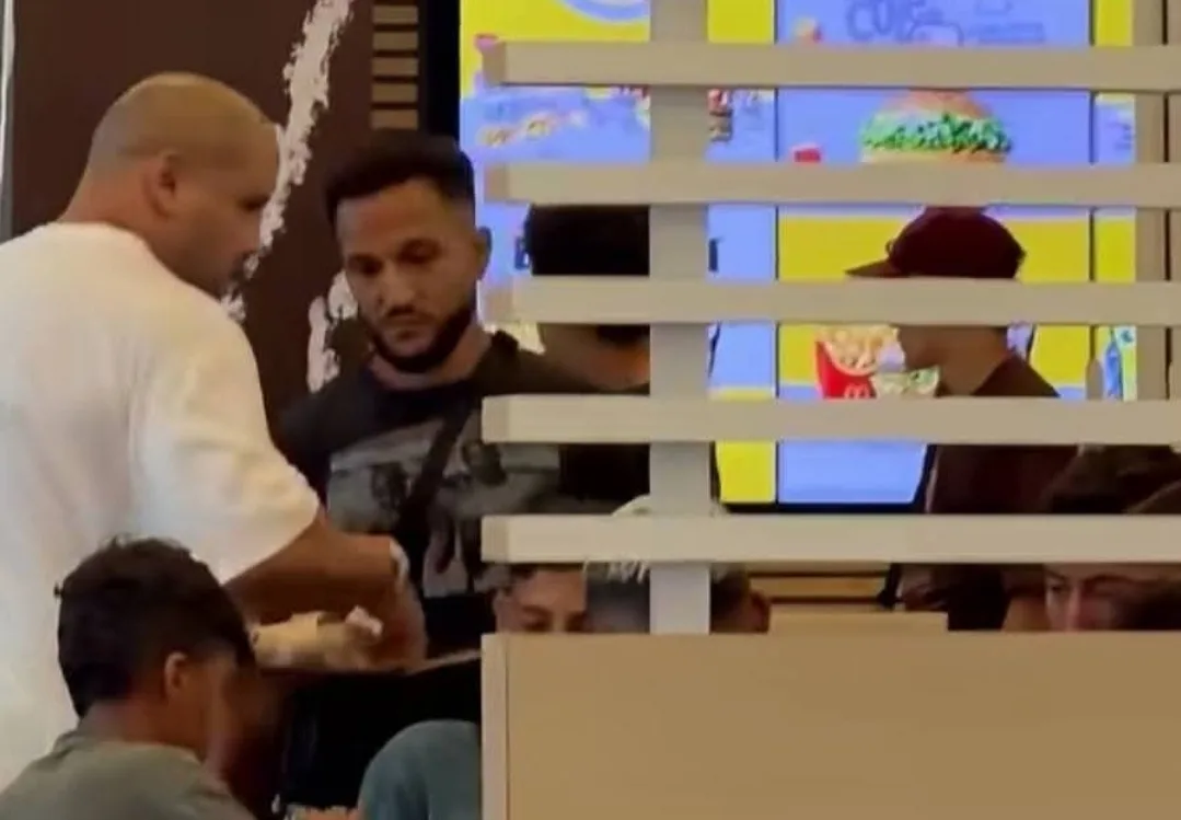 سبتة المحتلة.. أبو زعيتر يعود إلى الواجهة وسط شباب مغاربة ويحوّل مشهداً عابراً إلى رسالة لافتة
