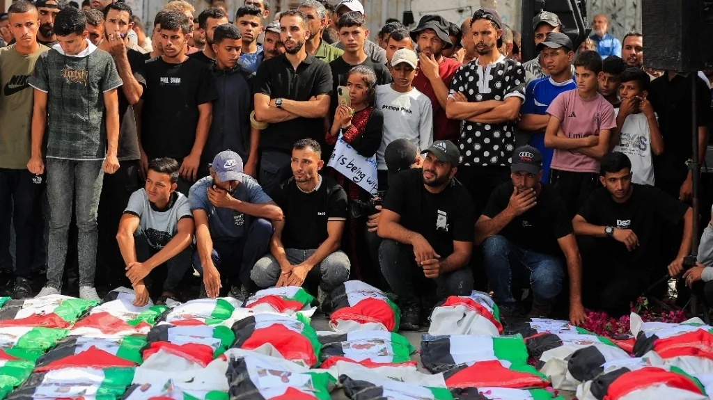 غزة تدفن أكثر من 100 قتيل بعد سنوات تحت الأنقاض