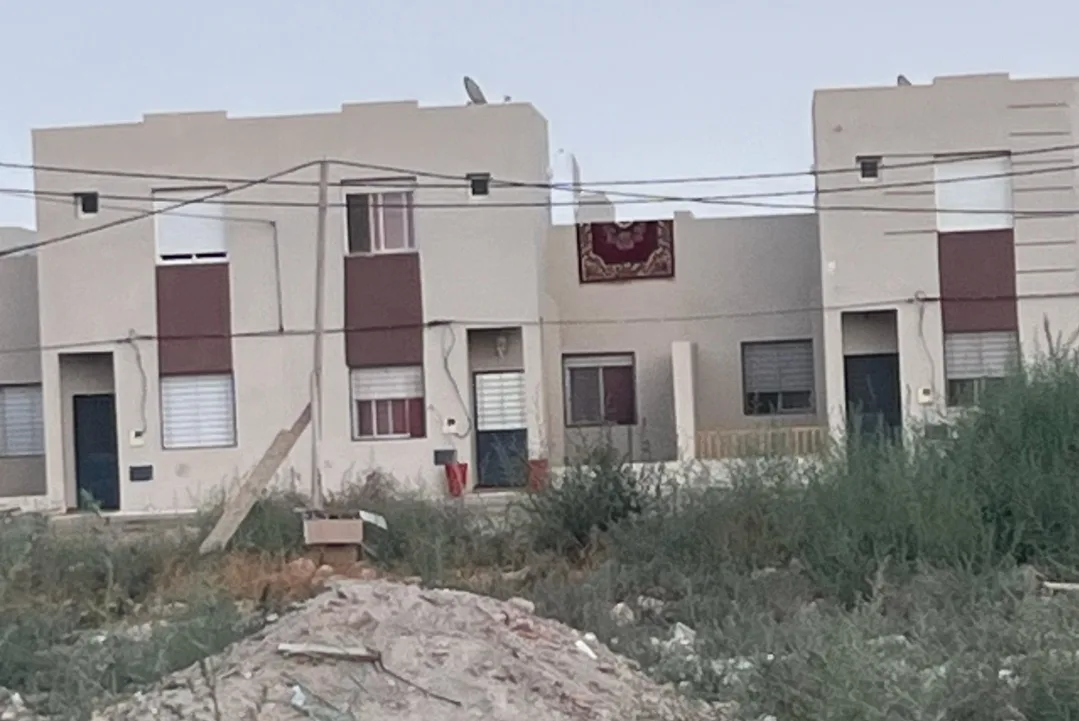 وجدة :     جدل حول توصيلات كهربائية بمشروع سكني يضع المقاول صلاح الدين المومني أمام تساؤلات جديدة