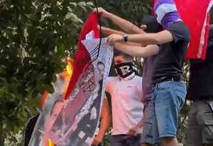 الوجه القبيح لإسبانيا … تمزيق صورة الملك محمد السادس وإحراق العلم المغربي خلال مباراة الريال والإنتر
