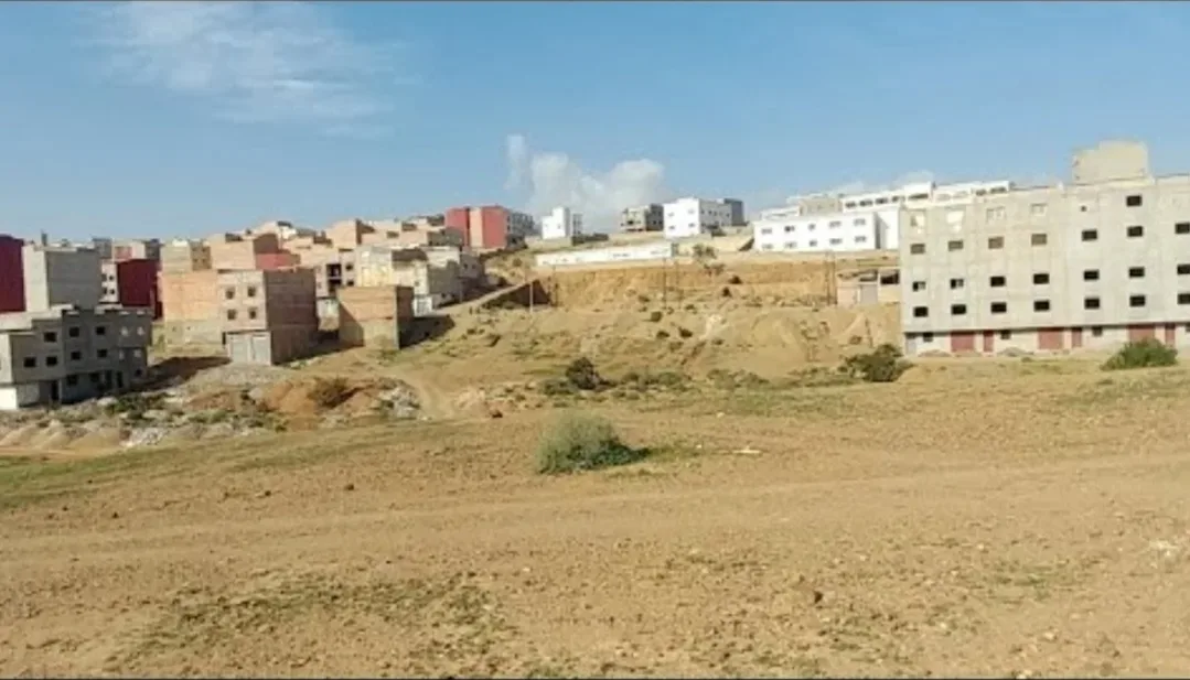 إمزورن :      تصاعد ظاهرة البناء العشوائي بالحي الرابع يثير تساؤلات حول المسؤولية … واتهامات لعون سلطة بخرق القانون