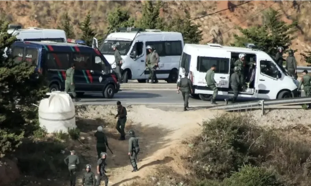 استنفار أمني على حدود سبتة … المغرب يغلق معبر “تارخال” مؤقتاً لإحباط تحركات للهجرة الجماعية