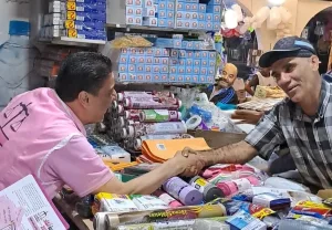 وجدة :     قبل الاقتراع بثلاثة أيام … حجيرة ينزل إلى الأسواق ويدخل على التجار بـ “ذكريات الشاي” والإبتسامة الخداعة والشعر المصبوغ مع “تقبيل الأيادي”