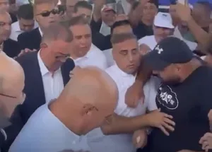 لقجع يهزّ الناظور … حشود انتخابية ضخمة ووجوه إنتهازية ومحلية تتسابق على الاقتراب من “الرجل الفضائي”