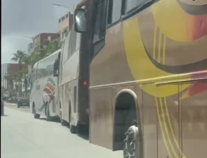 لقجع قي الدريوش … فيديو :   حافلات مهترئة ومبالغ مالية لإستئجار أشخاص لاستقبال “كبير الجرار” ببن الطيب