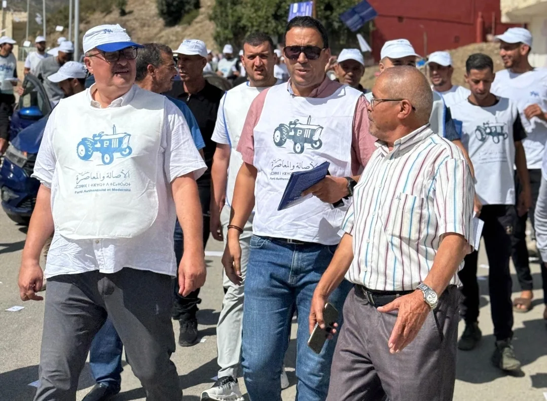 الحسيمة :     الحموتي يواصل جولته الانتخابية ويحط بالسنادة وبني بوفراح بعد محطة الرواضي