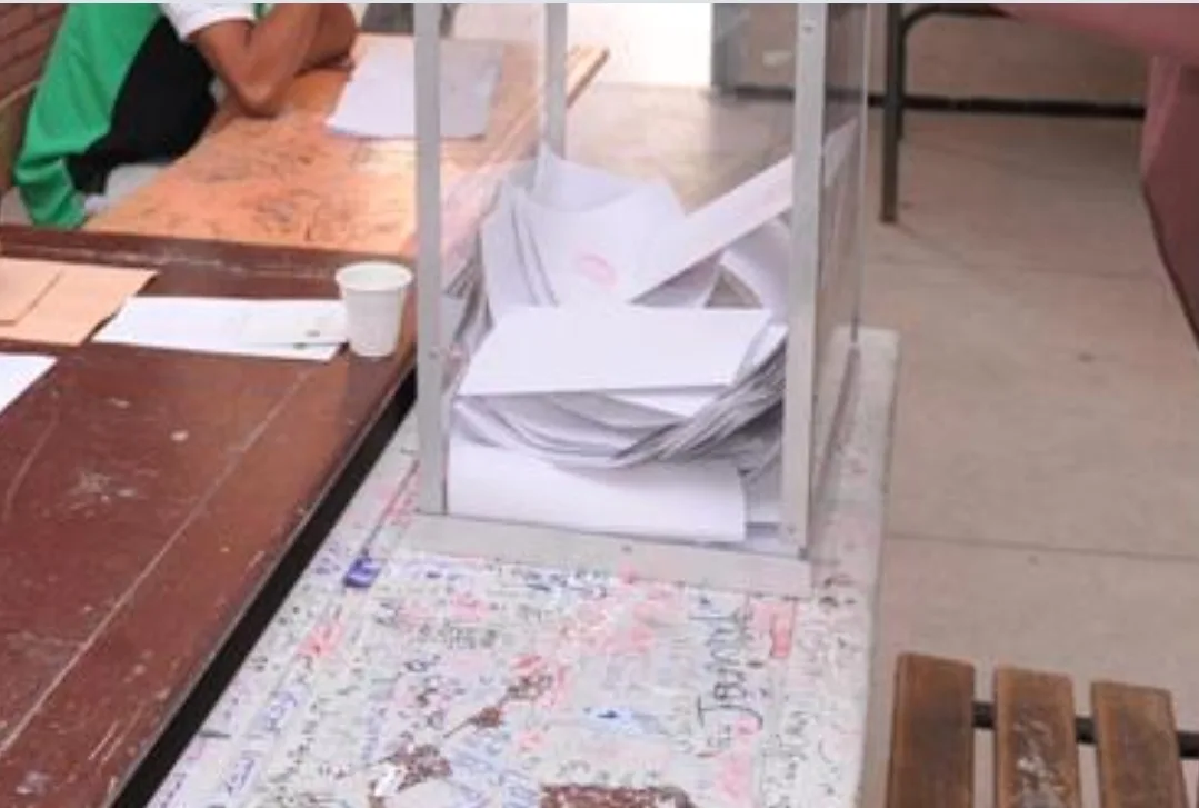 طنجة :      صندوق زجاجي يثير ضجة … النيابة العامة تفتح تحقيقاً لكشف حقيقة “الأغلفة البيضاء”