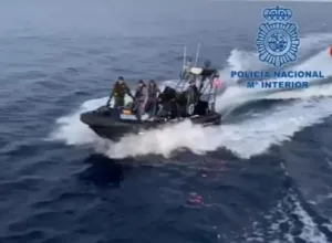 من بوزنيقة إلى قلب مضيق جبل طارق.. 3 أيام في قبضة البحر تنتهي بتوقيف ربان قارب يقل 13 مهاجراً