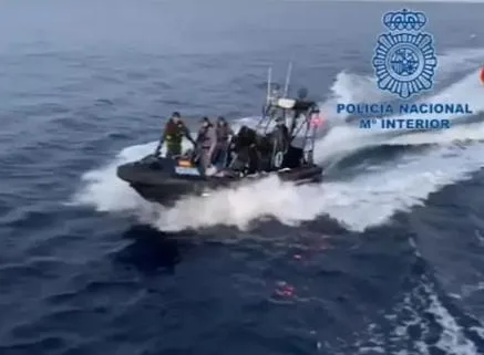 من بوزنيقة إلى قلب مضيق جبل طارق.. 3 أيام في قبضة البحر تنتهي بتوقيف ربان قارب يقل 13 مهاجراً