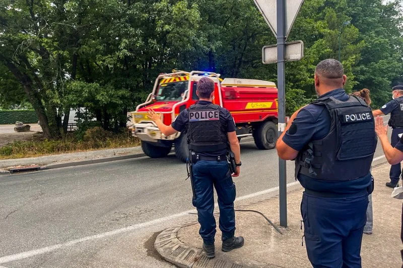 توقيف شرطي فرنسي للاشتباه في التخطيط لهجمات إرهابية