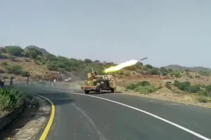 الحوثيون يعلنون استهداف منشآت سعودية بصواريخ ومسيّرات