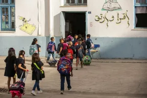 مغاربة تونس يطالبون بإعادة منحة الدخول المدرسي ورفع قيمتها