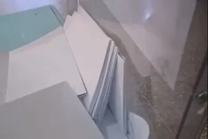 فتح بحث قضائي في فيديو متداول عن صندوق زجاجي بطنجة