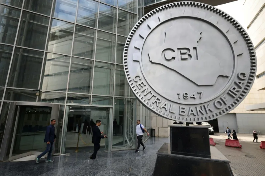 العراق يرفع سعر الدولار الرسمي وسط ضغوط اقتصادية وتراجع الدينار